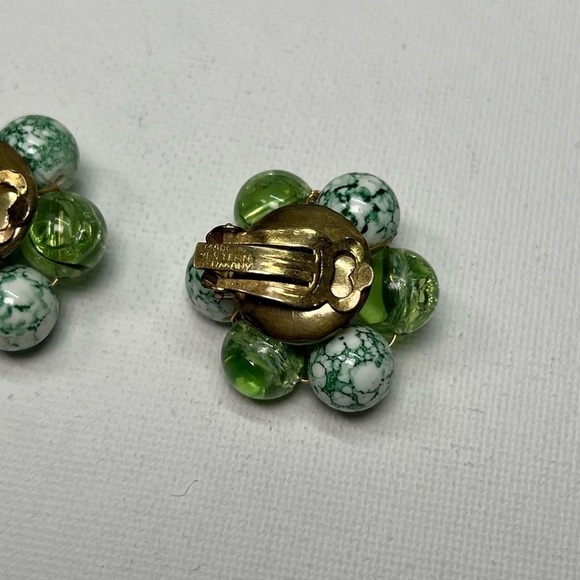 VINTAGE Green and White Beaded Cluster Clip On Earrings - Picture 6 of 9